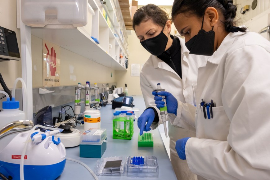 Ana Podolyan and Sera Dau in the laboratory